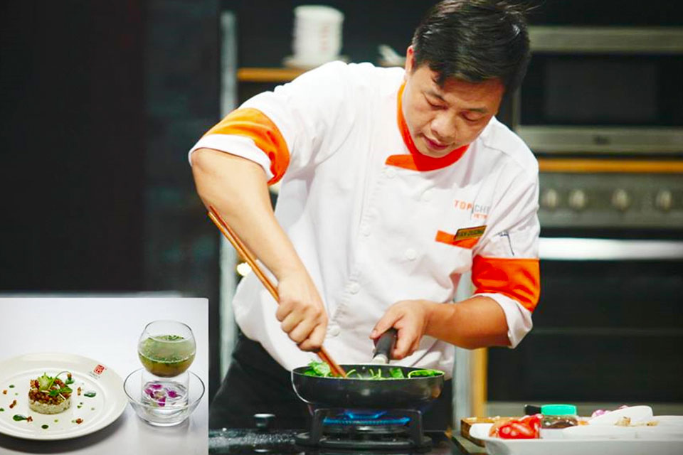 Mặc đồng phục bếp trước tiên là để bảo vệ người đầu bếp