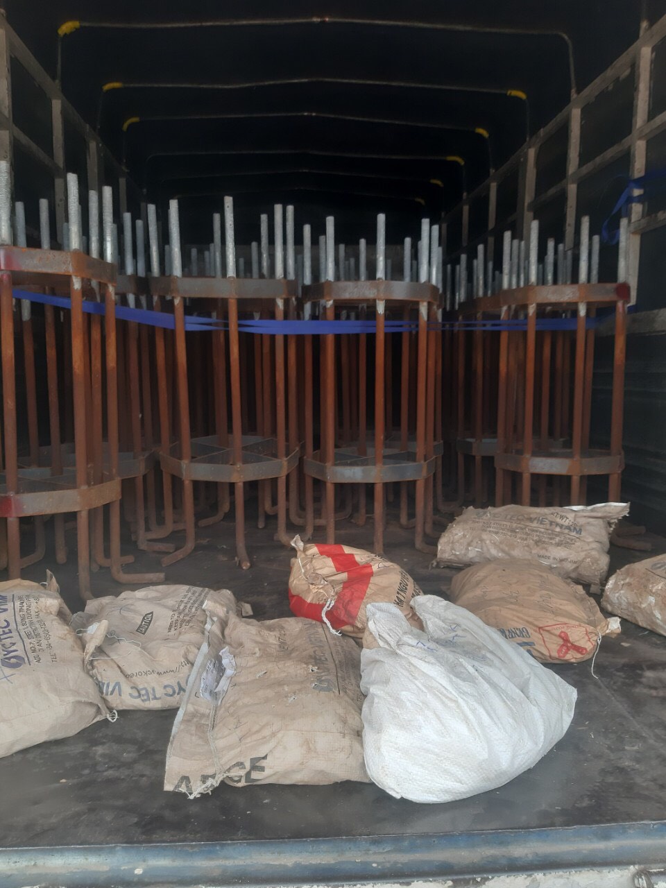 bulong móng trụ