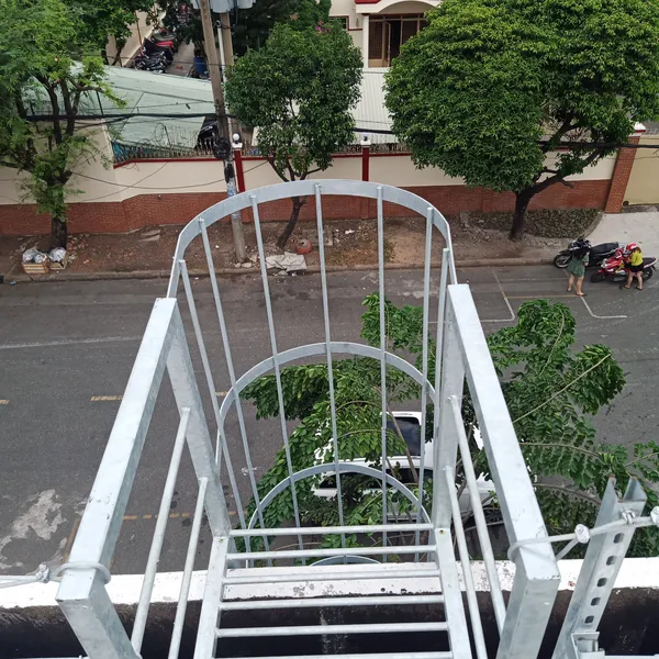 THANG THOÁT HIỂM DẠNG ỐNG