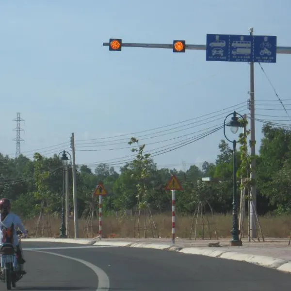 Trụ Đèn Chớp Vàng Năng Lượng Mặt Trời