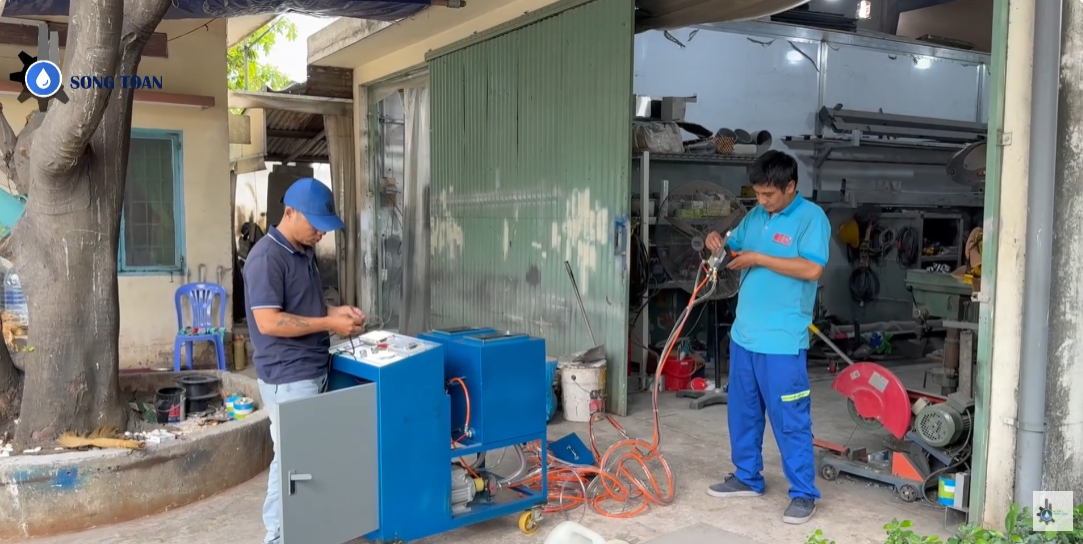 Song Toàn bàn giao máy phun foam cách nhiệt cho khách hàng