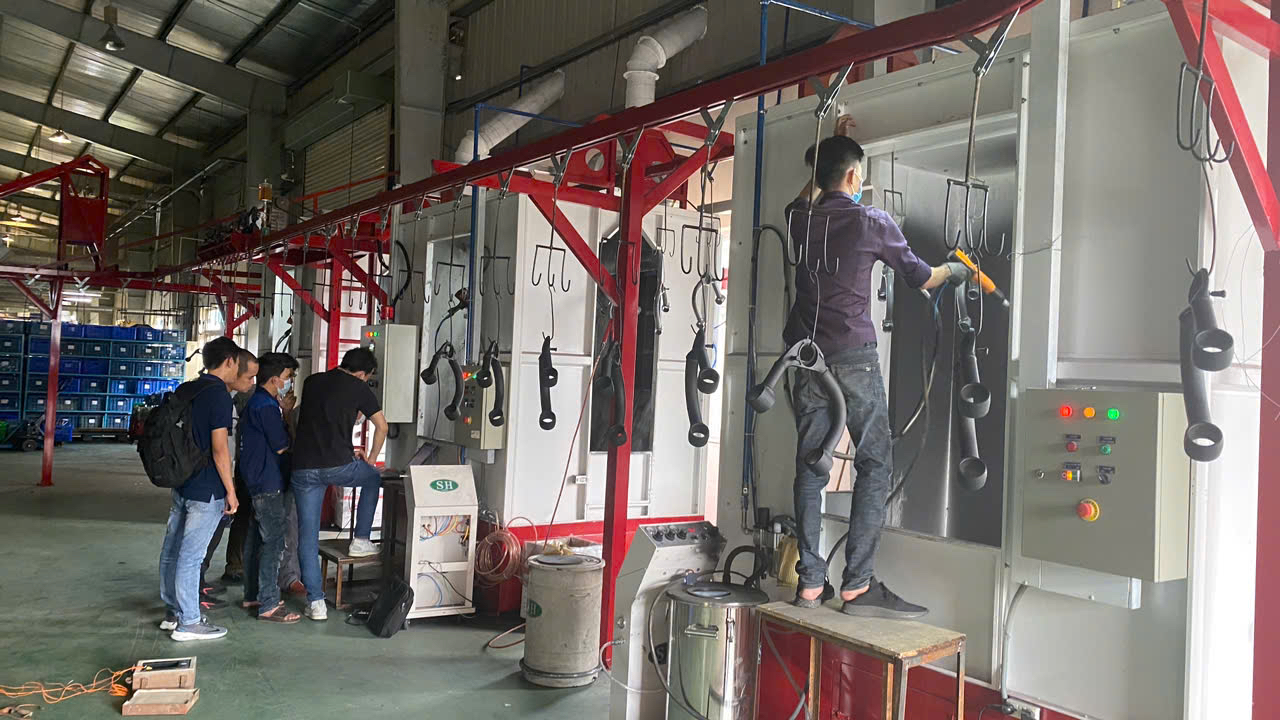 Đội ngũ kỹ thuật của Song Toàn đang bàn giao và hướng dẫn vận hành dây chuyền sơn tĩnh điện tại xưởng của khách hàng