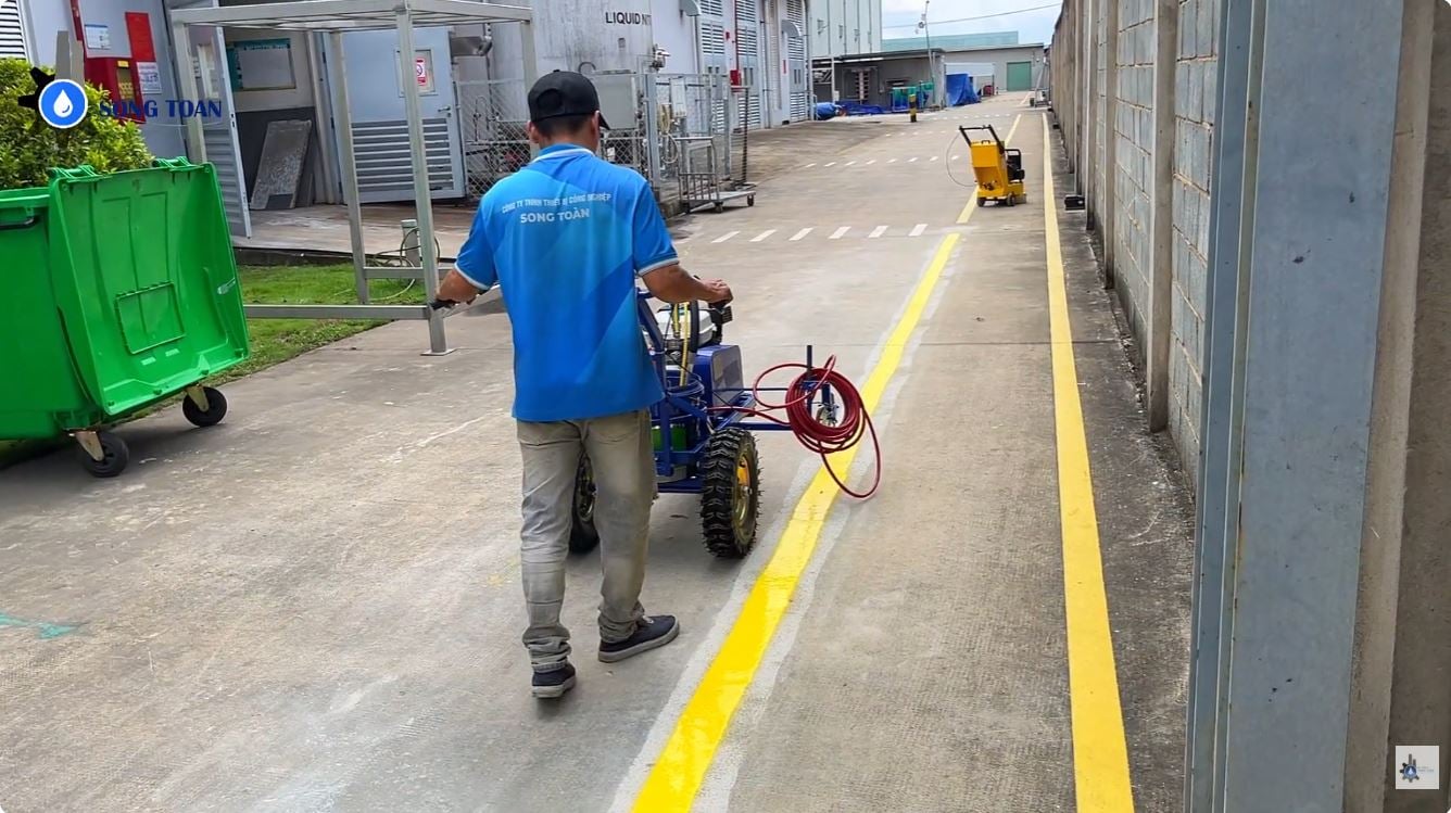 bàn giao máy phun sơn vạch kẻ KT-30