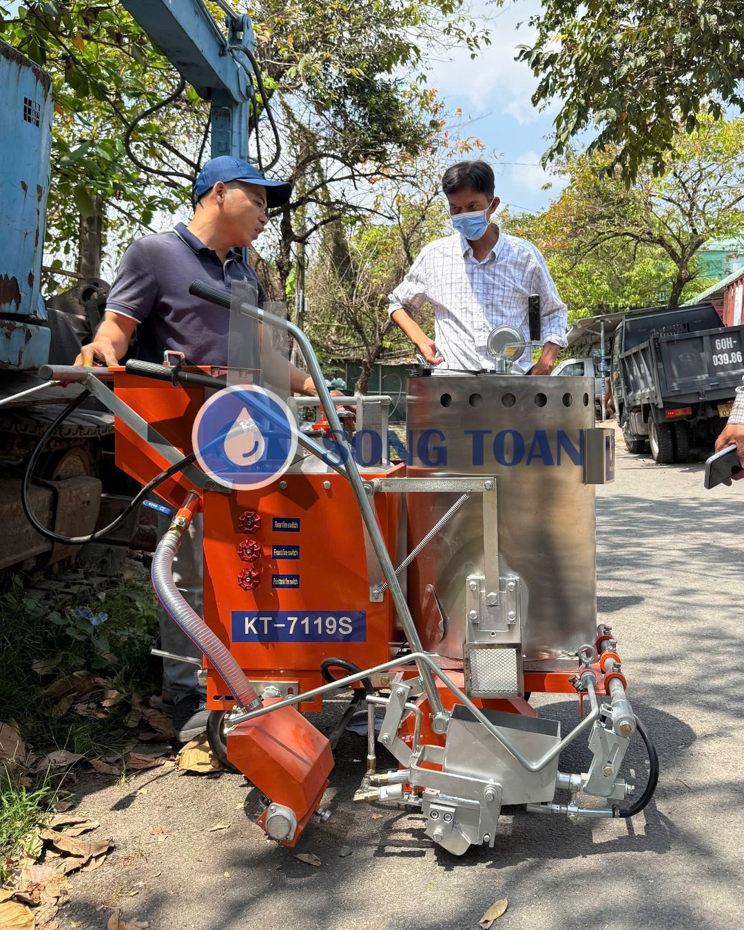 máy sơn vạch kẻ đường dẻo nhiệt