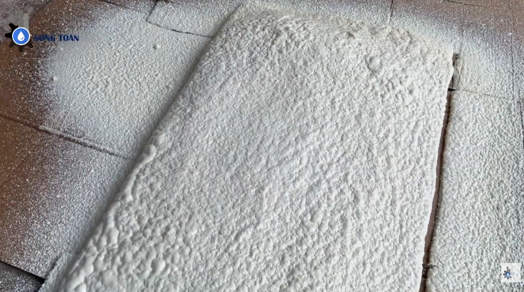lớp foam cách nhiệt đều nhờ máy phun foam ST-F02