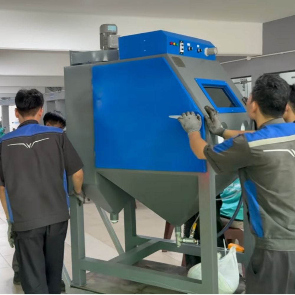 DỰ ÁN BÀN GIAO TỦ PHUN CÁT TUẦN HOÀN - GIẢI PHÁP TỰ ĐỘNG HÓA XỬ LÝ BỀ MẶT PIN TIÊN TIẾN 