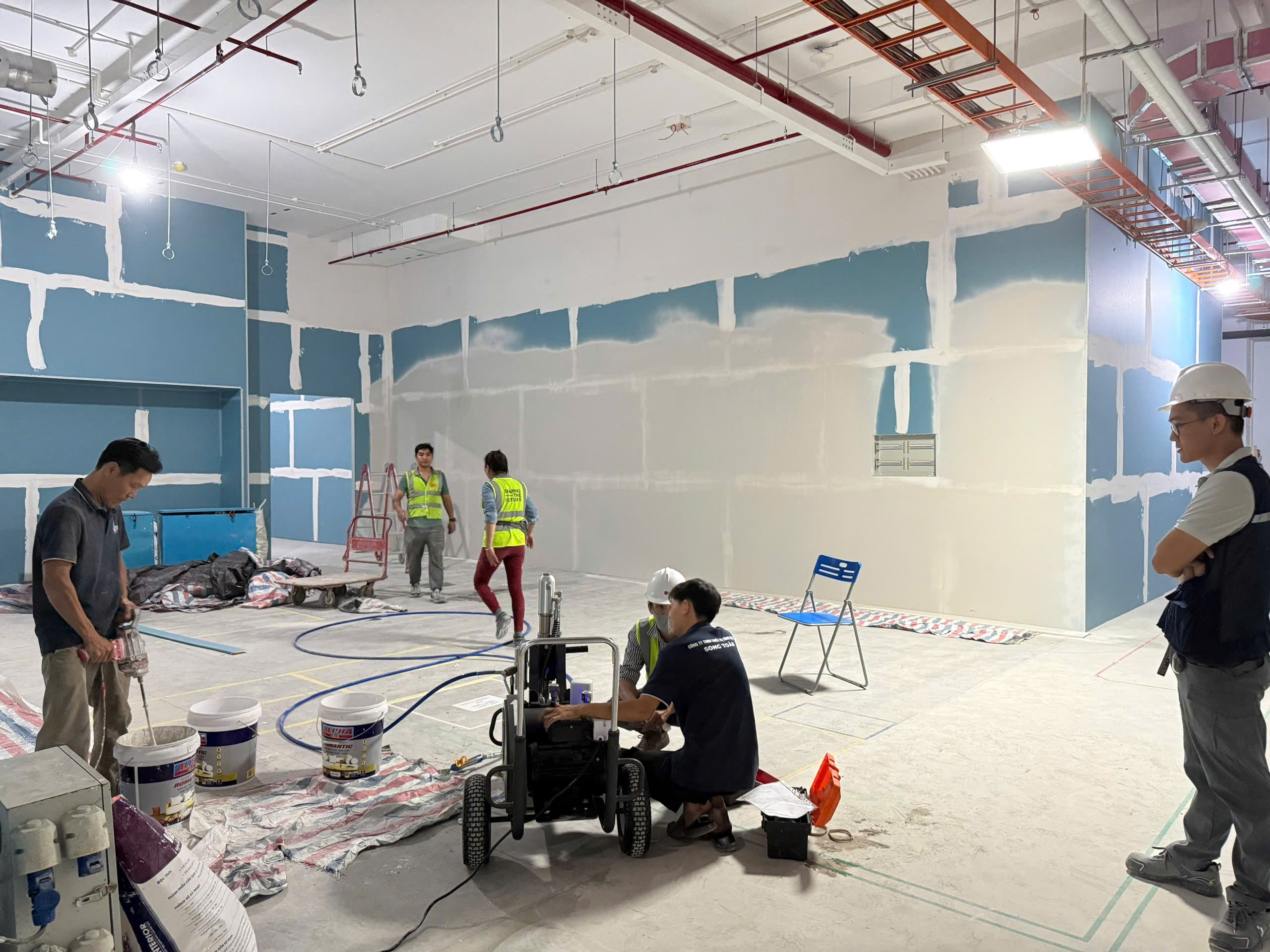 bàn giao thiết bị sơn cho khách hàng