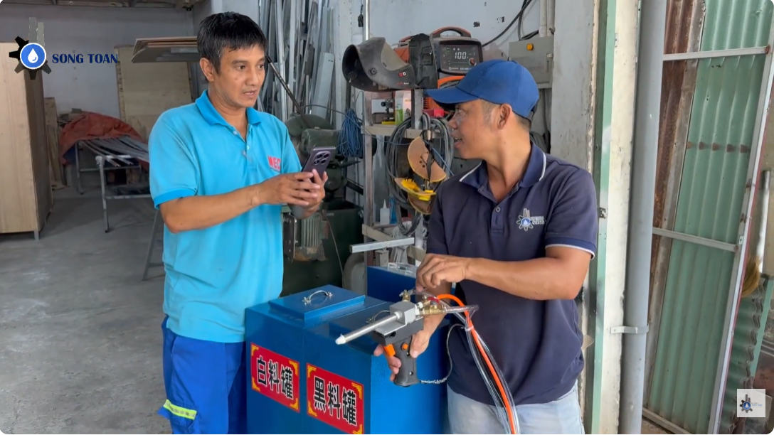 Song Toàn bàn giao máy phun foam cách nhiệt cho khách hàng