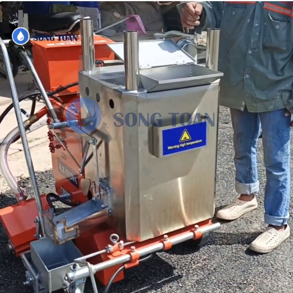 DỰ ÁN BÀN GIAO MÁY SƠN VẠCH KẺ ĐƯỜNG TẠI CÀ MAU: CHUẨN HÓA HẠ TẦNG GIAO THÔNG