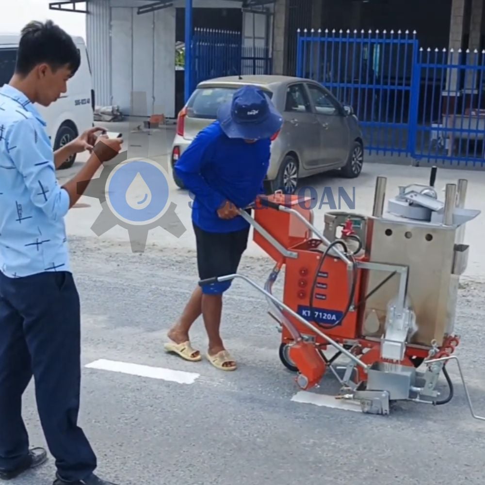 DỰ ÁN BÀN GIAO MÁY SƠN VẠCH KẺ ĐƯỜNG TẠI CÀ MAU: CHUẨN HÓA HẠ TẦNG GIAO THÔNG