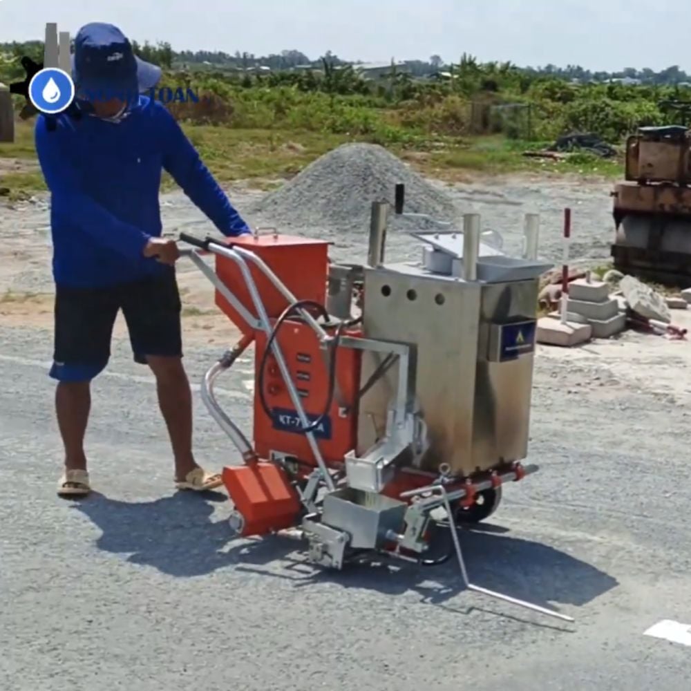 DỰ ÁN BÀN GIAO MÁY SƠN VẠCH KẺ ĐƯỜNG TẠI CÀ MAU: CHUẨN HÓA HẠ TẦNG GIAO THÔNG
