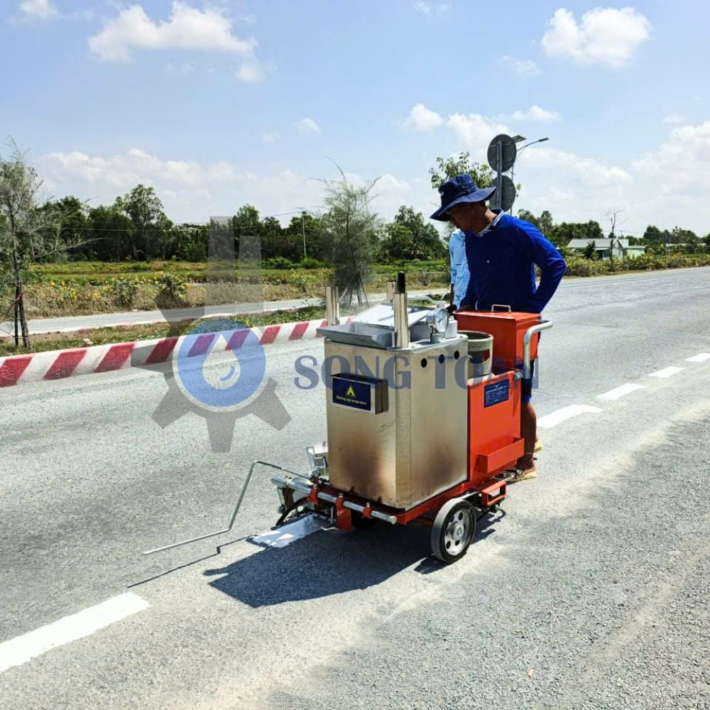 DỰ ÁN BÀN GIAO MÁY SƠN VẠCH KẺ ĐƯỜNG TẠI CÀ MAU: CHUẨN HÓA HẠ TẦNG GIAO THÔNG