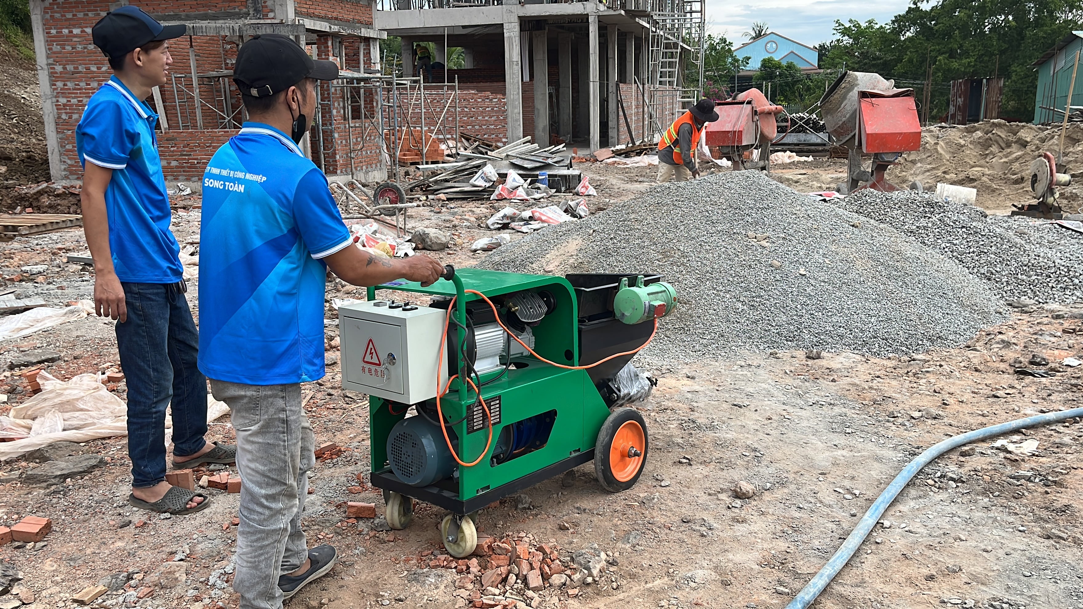 hình ảnh bàn giao máy phun vữa ST-175