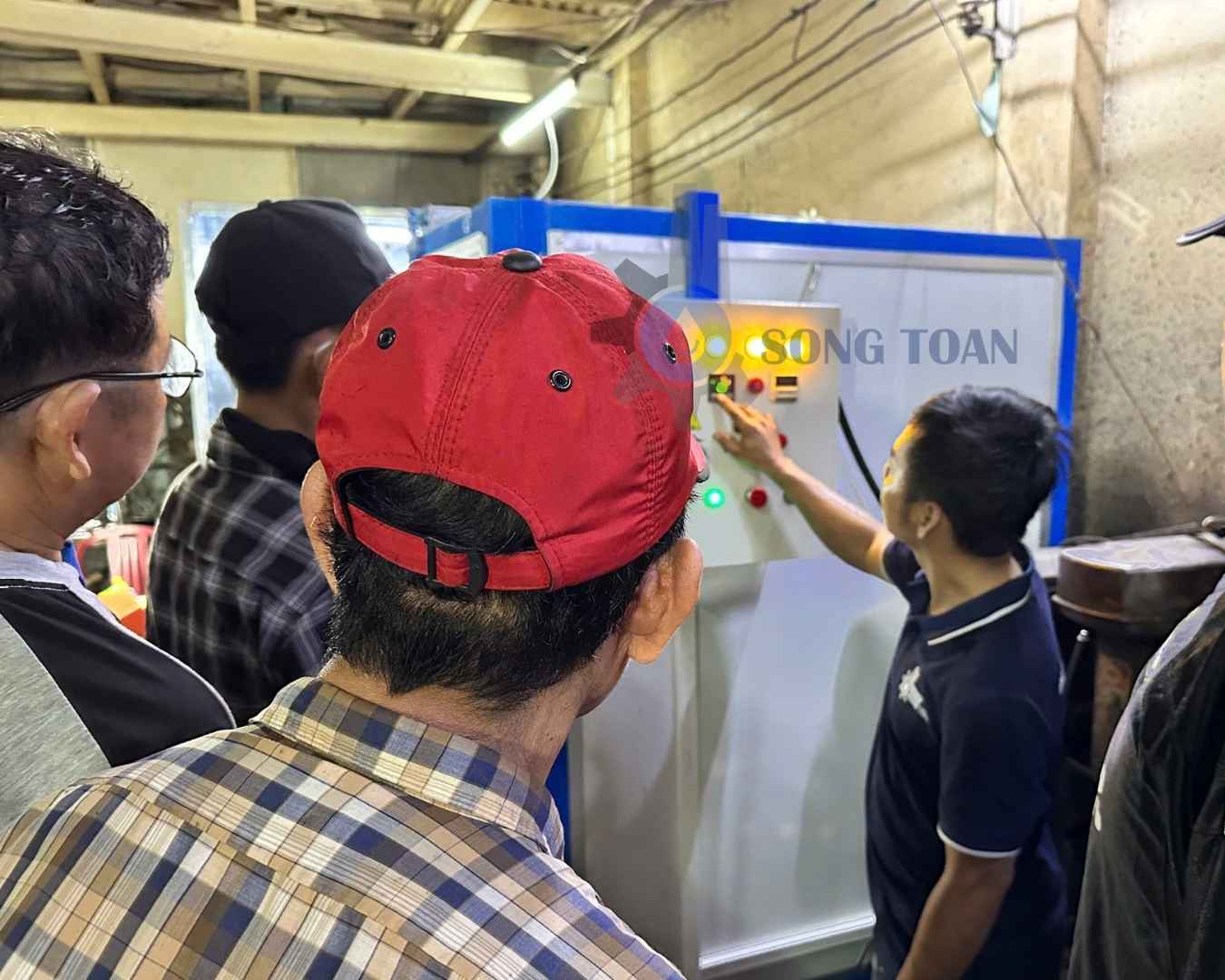 Nhân viên kỹ thuật của Song Toàn bàn giao và hướng dẫn sử dụng hệ thống tại nhà xưởng của khách hàng