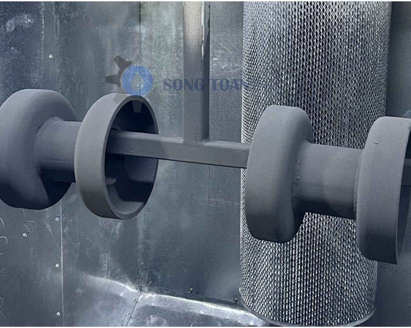 Sản phẩm được phun phủ bề mặt trong buồng phun sơn