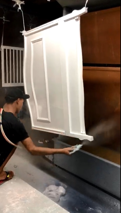 phun sơn lên cửa gỗ trắng