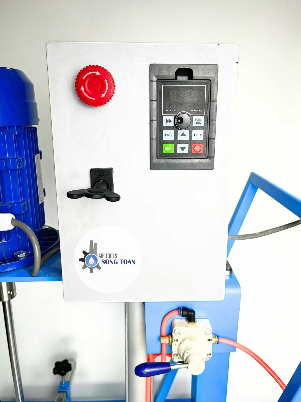 Máy khuấy được thiết kế với trục và cánh khuấy làm từ inox 304 cao cấp, giúp chống ăn mòn, đảm bảo độ bền cao khi hoạt động trong môi trường hóa chất. Với 2 tầng cánh khuấy, máy có khả năng khuấy đều, hiệu quả ngay cả với những chất lỏng có độ nhớt cao. Hệ thống nâng hạ tự động bằng khí nén giúp điều chỉnh chiều cao khuấy dễ dàng, phù hợp với nhiều loại thùng chứa khác nhau.