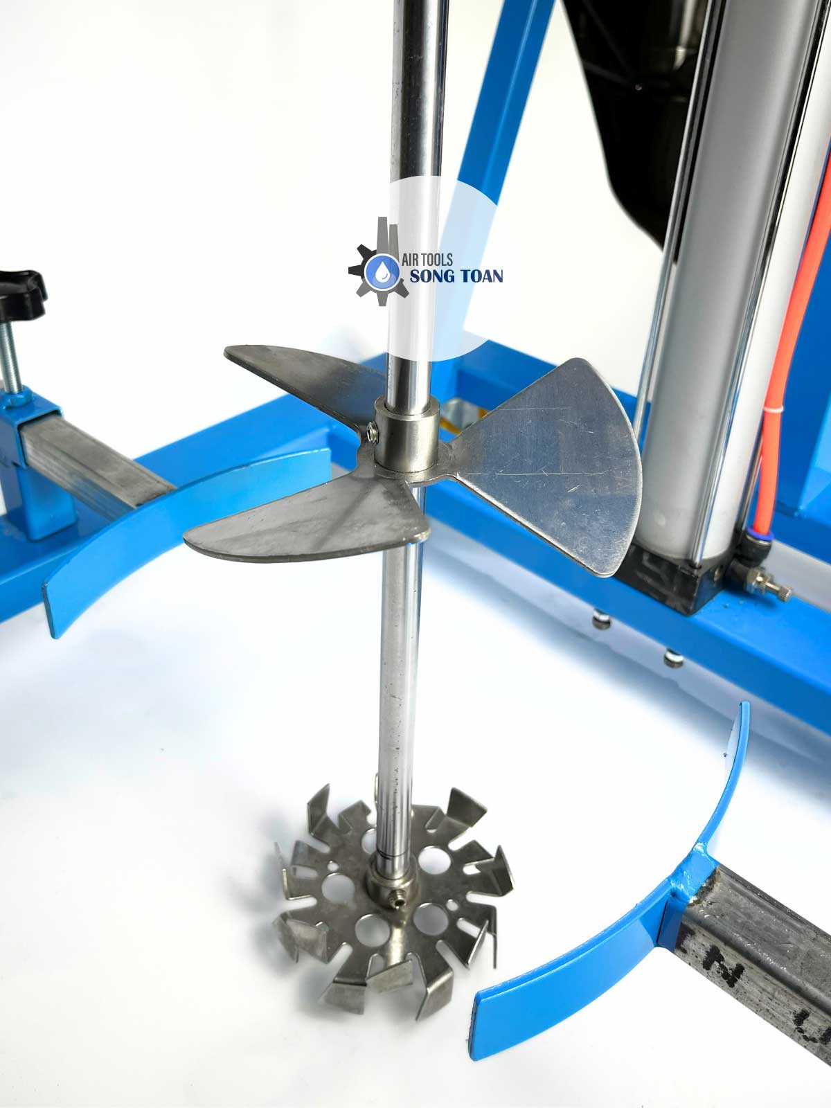 Máy khuấy được thiết kế với trục và cánh khuấy làm từ inox 304 cao cấp, giúp chống ăn mòn, đảm bảo độ bền cao khi hoạt động trong môi trường hóa chất. Với 2 tầng cánh khuấy, máy có khả năng khuấy đều, hiệu quả ngay cả với những chất lỏng có độ nhớt cao. Hệ thống nâng hạ tự động bằng khí nén giúp điều chỉnh chiều cao khuấy dễ dàng, phù hợp với nhiều loại thùng chứa khác nhau.