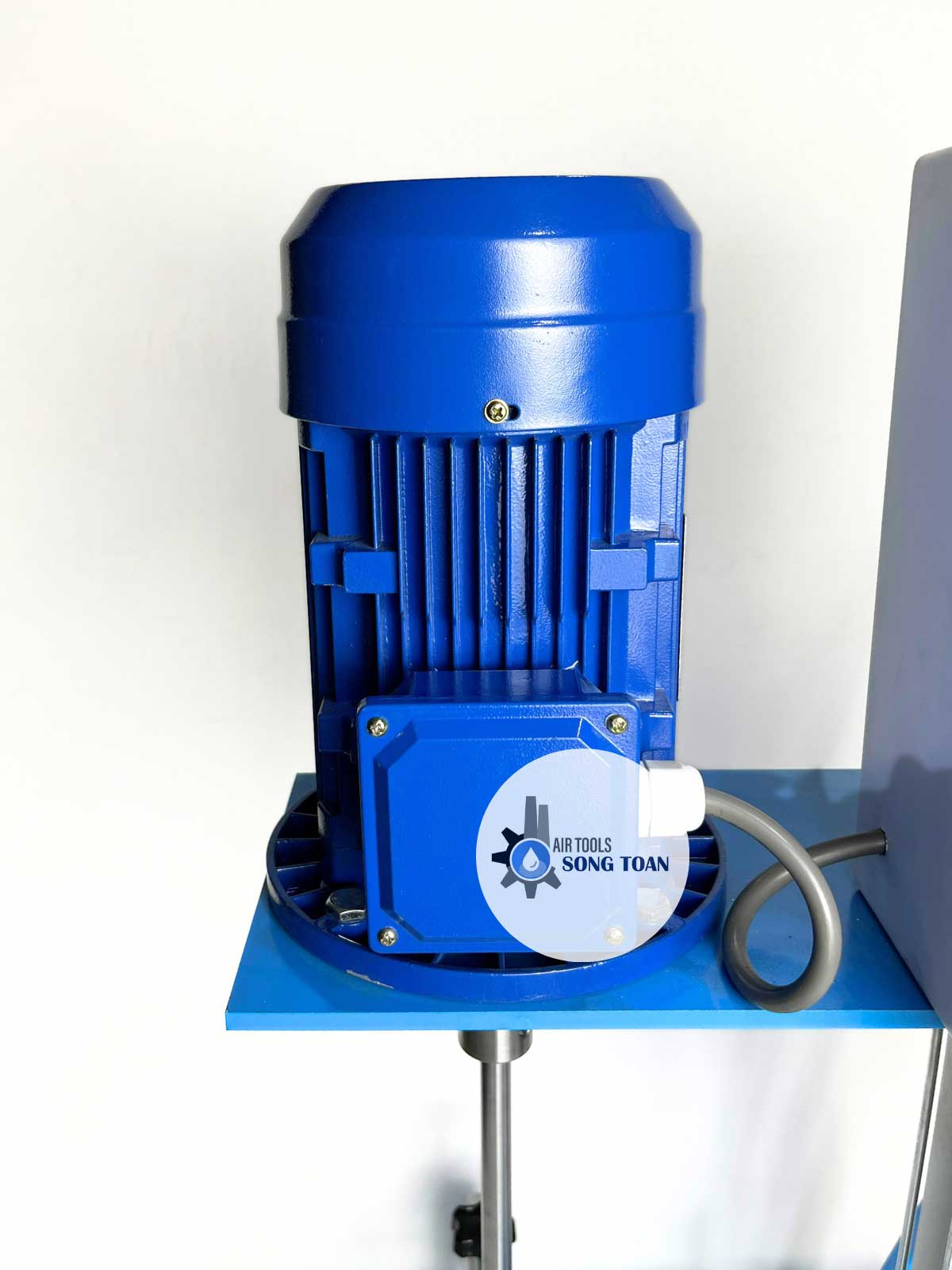 Máy khuấy được thiết kế với trục và cánh khuấy làm từ inox 304 cao cấp, giúp chống ăn mòn, đảm bảo độ bền cao khi hoạt động trong môi trường hóa chất. Với 2 tầng cánh khuấy, máy có khả năng khuấy đều, hiệu quả ngay cả với những chất lỏng có độ nhớt cao. Hệ thống nâng hạ tự động bằng khí nén giúp điều chỉnh chiều cao khuấy dễ dàng, phù hợp với nhiều loại thùng chứa khác nhau.