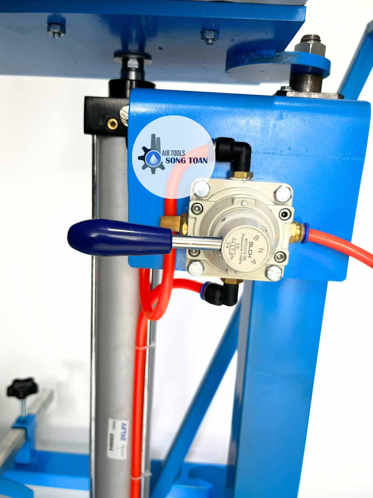 Máy khuấy được thiết kế với trục và cánh khuấy làm từ inox 304 cao cấp, giúp chống ăn mòn, đảm bảo độ bền cao khi hoạt động trong môi trường hóa chất. Với 2 tầng cánh khuấy, máy có khả năng khuấy đều, hiệu quả ngay cả với những chất lỏng có độ nhớt cao. Hệ thống nâng hạ tự động bằng khí nén giúp điều chỉnh chiều cao khuấy dễ dàng, phù hợp với nhiều loại thùng chứa khác nhau.