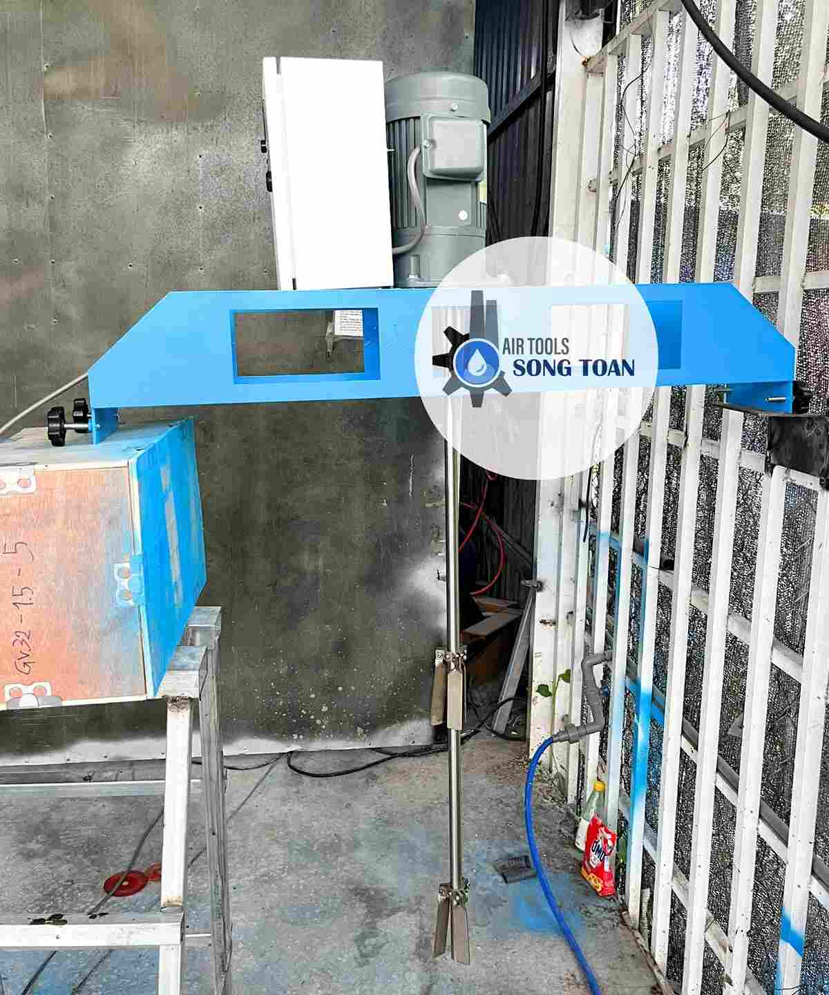 Máy khuấy hóa chất gáng ngang miệng thùng 100 lít động cơ 1Hp giảm tốc