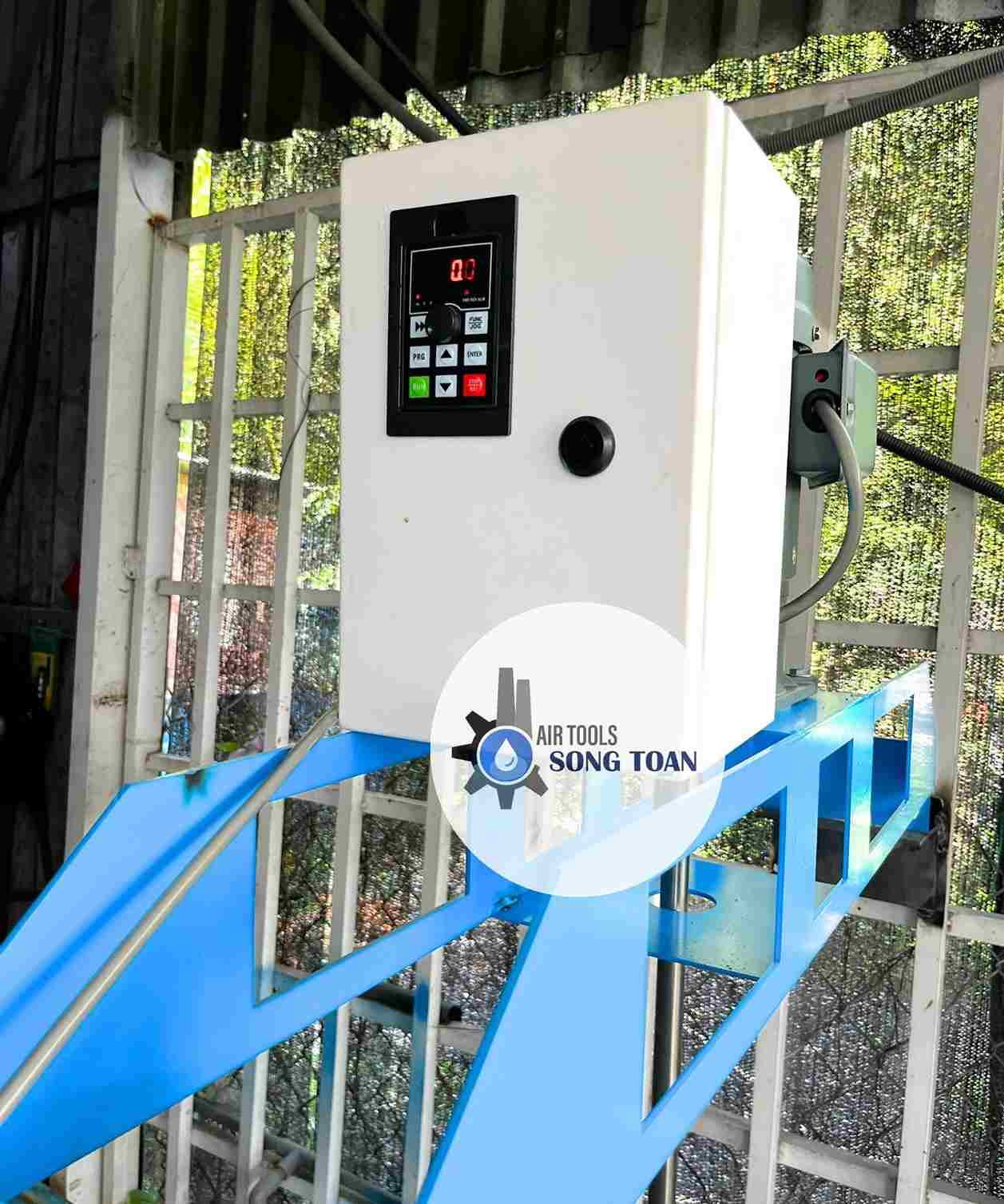 Máy khuấy hóa chất gáng ngang miệng thùng 100 lít động cơ 1Hp giảm tốc