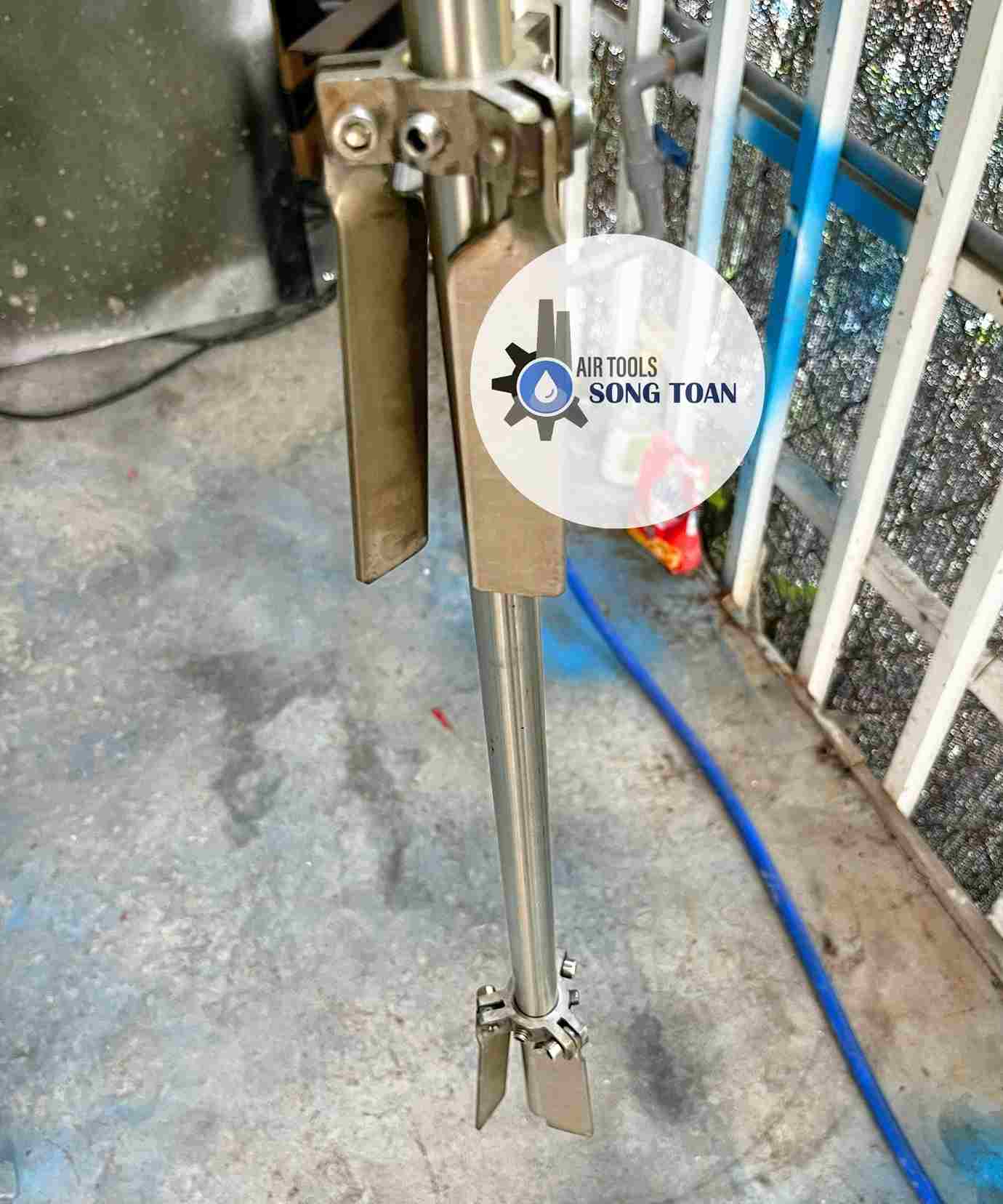 Máy khuấy hóa chất gáng ngang miệng thùng 100 lít động cơ 1Hp giảm tốc