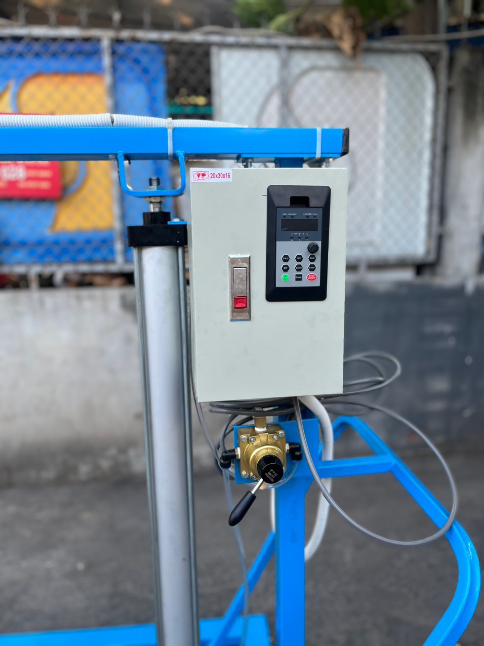 máy khuấy nâng hạ