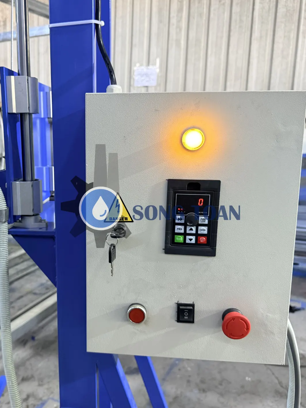 máy khuấy hóa chất nâng hạ tời điện