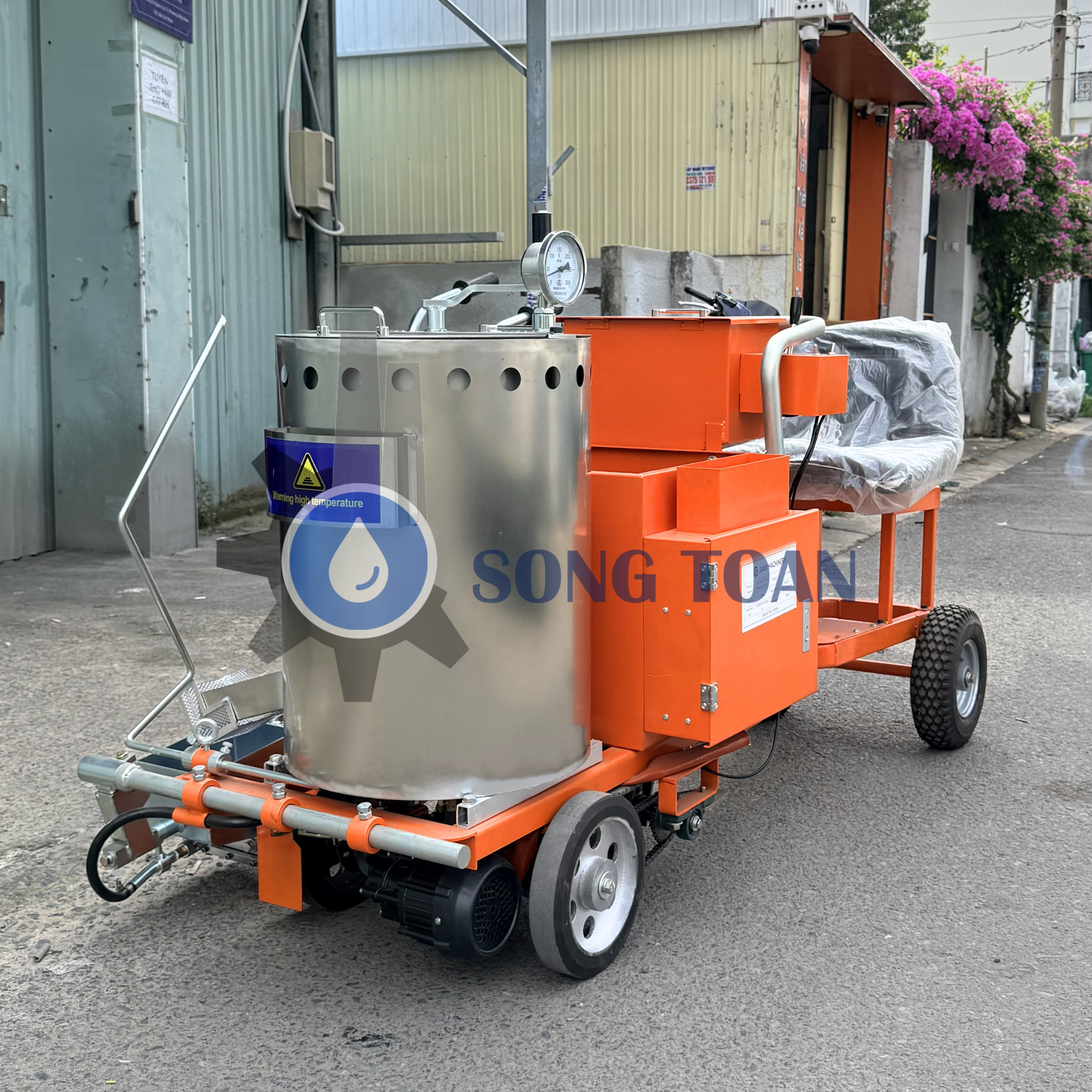 máy sơn vạch kẻ tự động kèm ghế ngồi