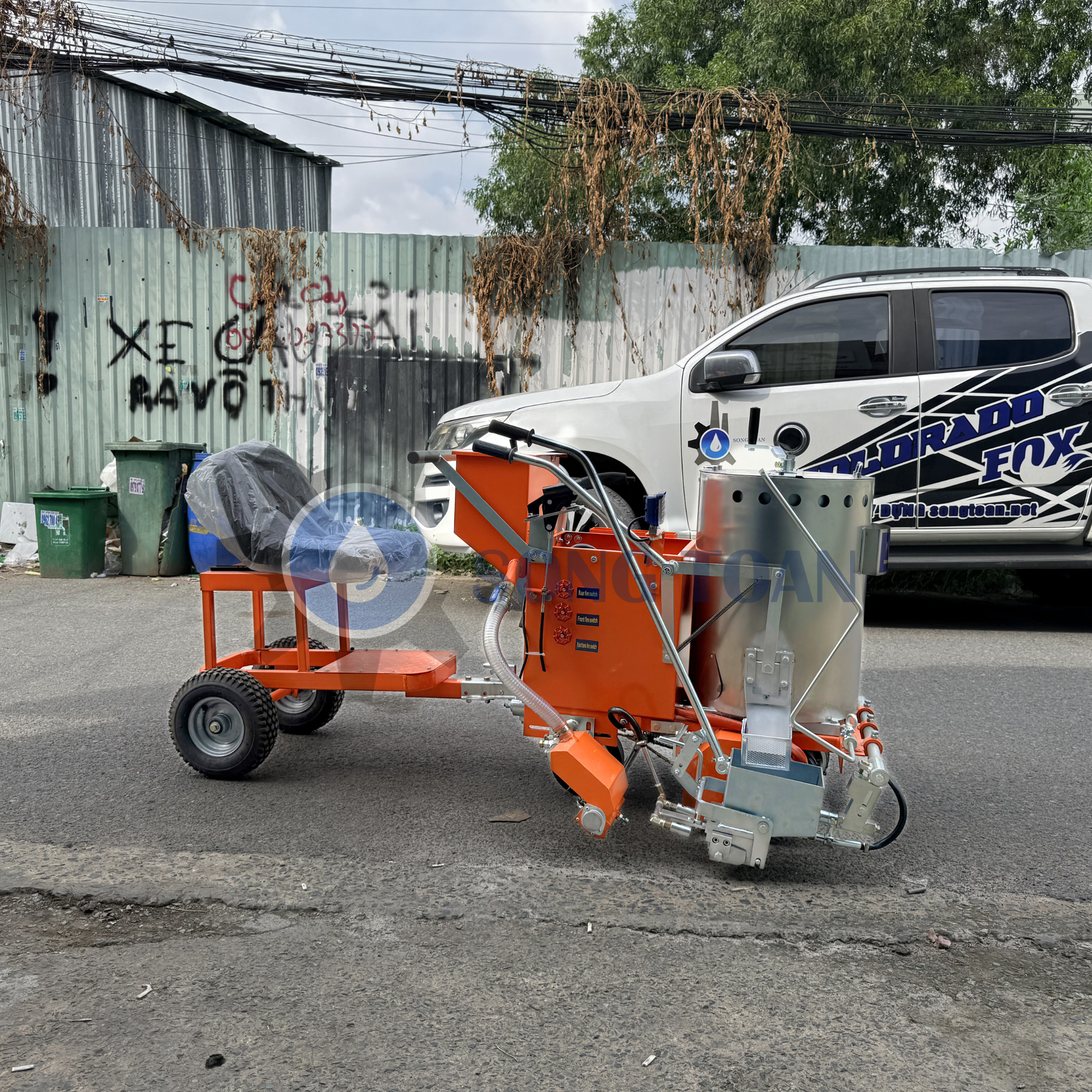 máy sơn vạch kẻ tự động kèm ghế ngồi