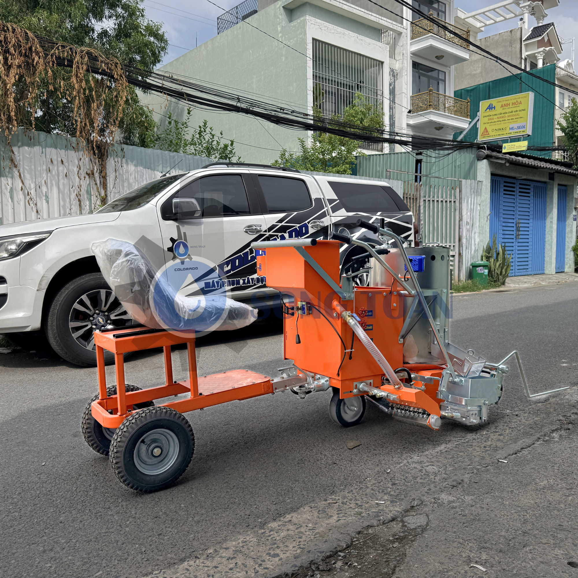 máy sơn vạch kẻ tự động kèm ghế ngồi