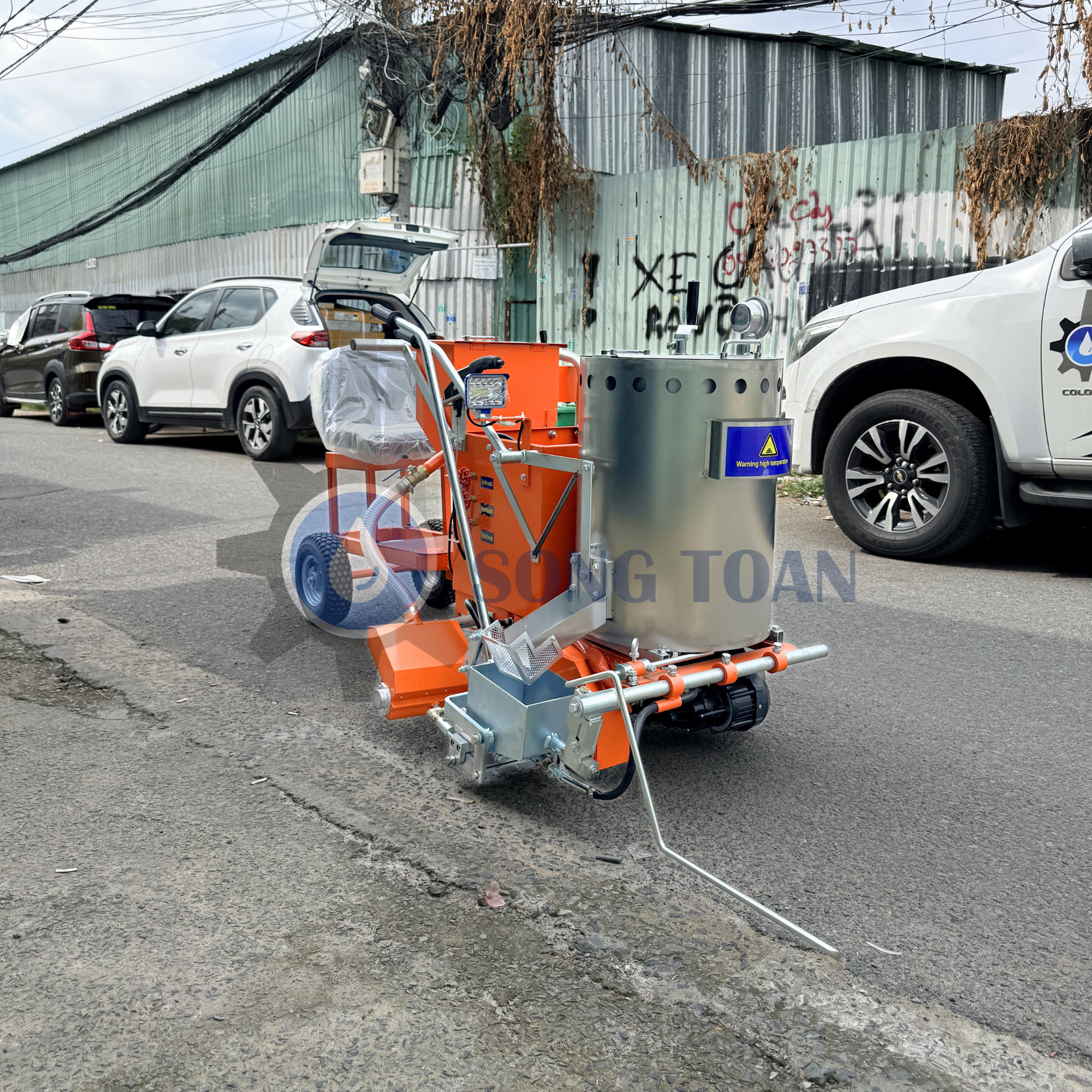 máy sơn vạch kẻ tự động kèm ghế ngồi