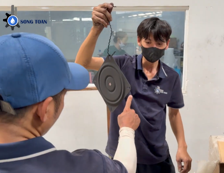 phun sơn tĩnh điện bột tại xưởng khách hàng