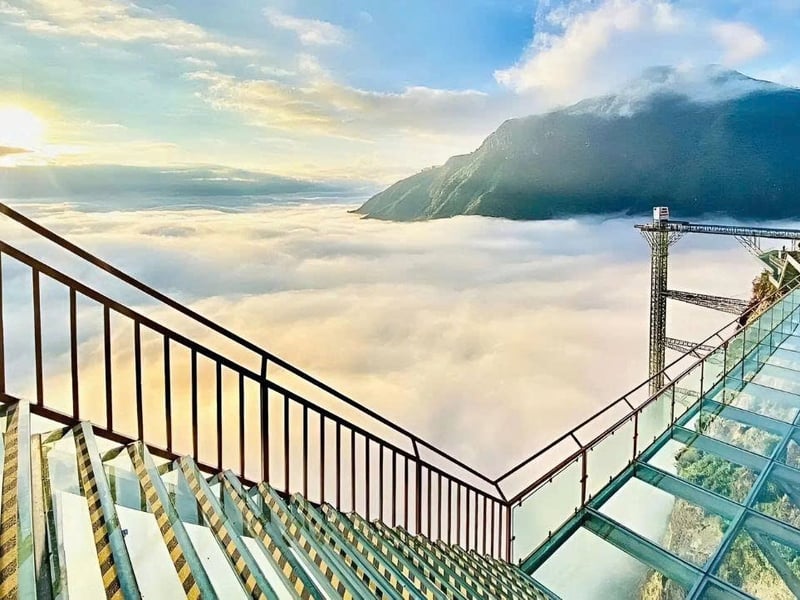 Tour Riêng Thác Bạc - Cầu Kính Rồng Mây Ở Sapa