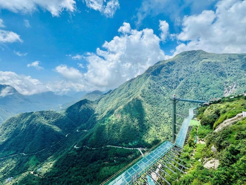 Private Tour: Silver Waterfall – Heaven’s Gate – Rong May Glass Bridge in Sapa