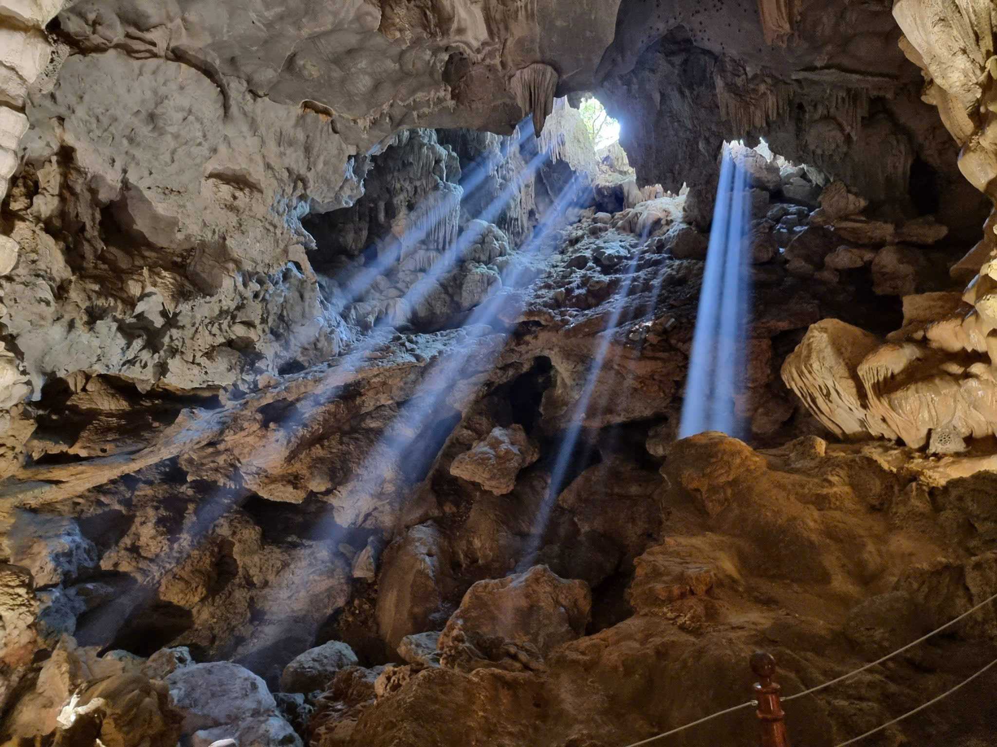 Tham quan Động Thiên Cung trong tour Hạ Long 1 ngày 4 tiếng