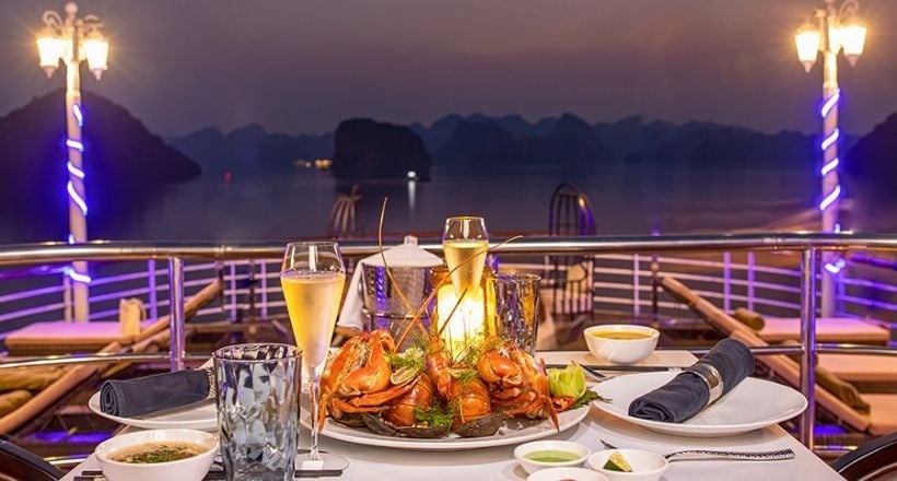 Hạ Long buổi tối sau một ngày mưa
