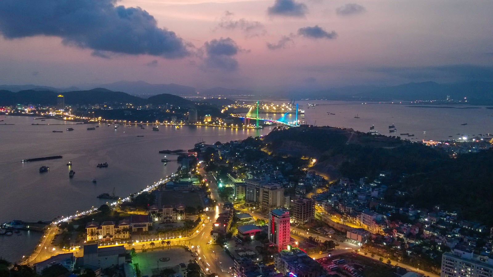 Hạ Long về đêm trong chuyến du lịch tháng 10