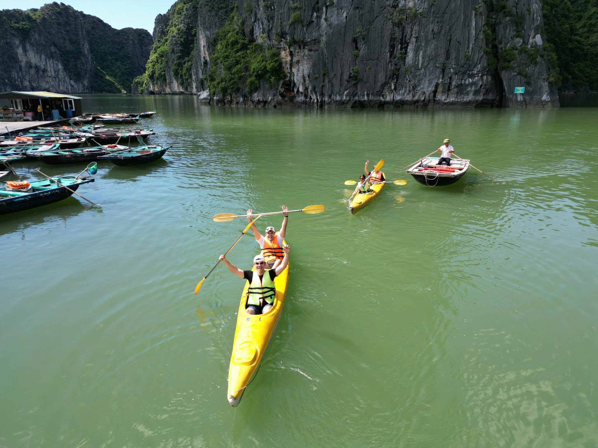 Chèo kayak trong tour Hạ Long 1 ngày 4 tiếng