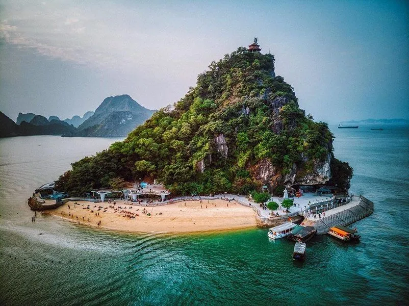 Tham quan Đảo Titop trong tour Sea Octopus Hạ Long