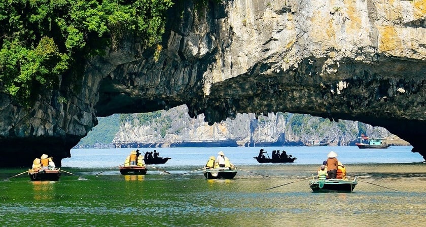 Hang Luồn trong hành trình tham quan Vịnh Hạ Long