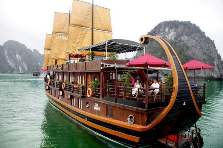 Du thuyền gỗ Hạ Long