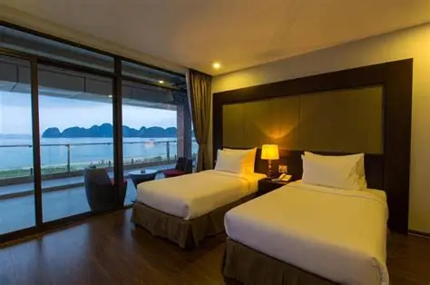 Nghỉ dưỡng tại khách sạn Hạ Long khi trời mưa