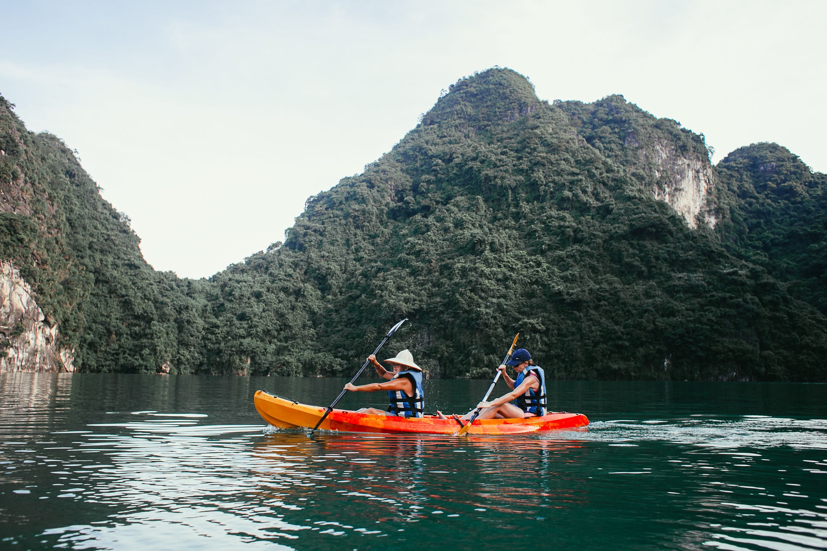Không biết bơi có chèo kayak ở Hạ Long được không