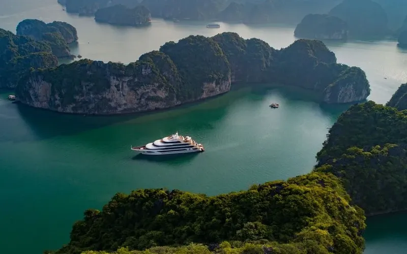 A Day in Ha Long Bay – A Cruise Journey Through a Natural Wonder