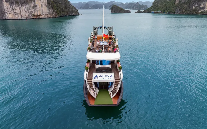 A Day in Ha Long – Cruising, Seafood, and Stories of the Sea