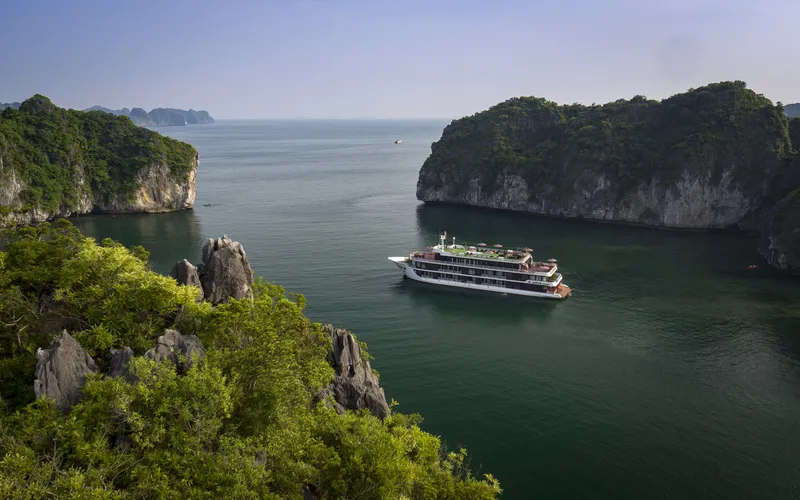 Ha Long Bay Day Tour Guide – Cruise Experience, Sightseeing & Fresh Seafood