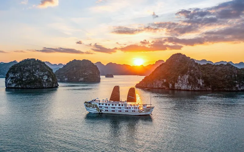 Exciting activities on a Halong Bay cruise journe