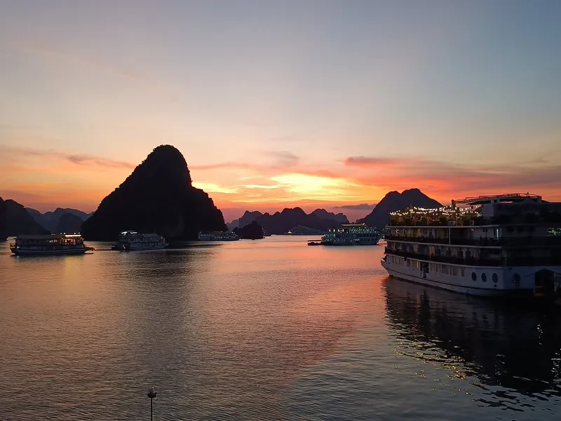 FANTASEA CRUISE - ONE DAY TRIP (6 hours on boat)